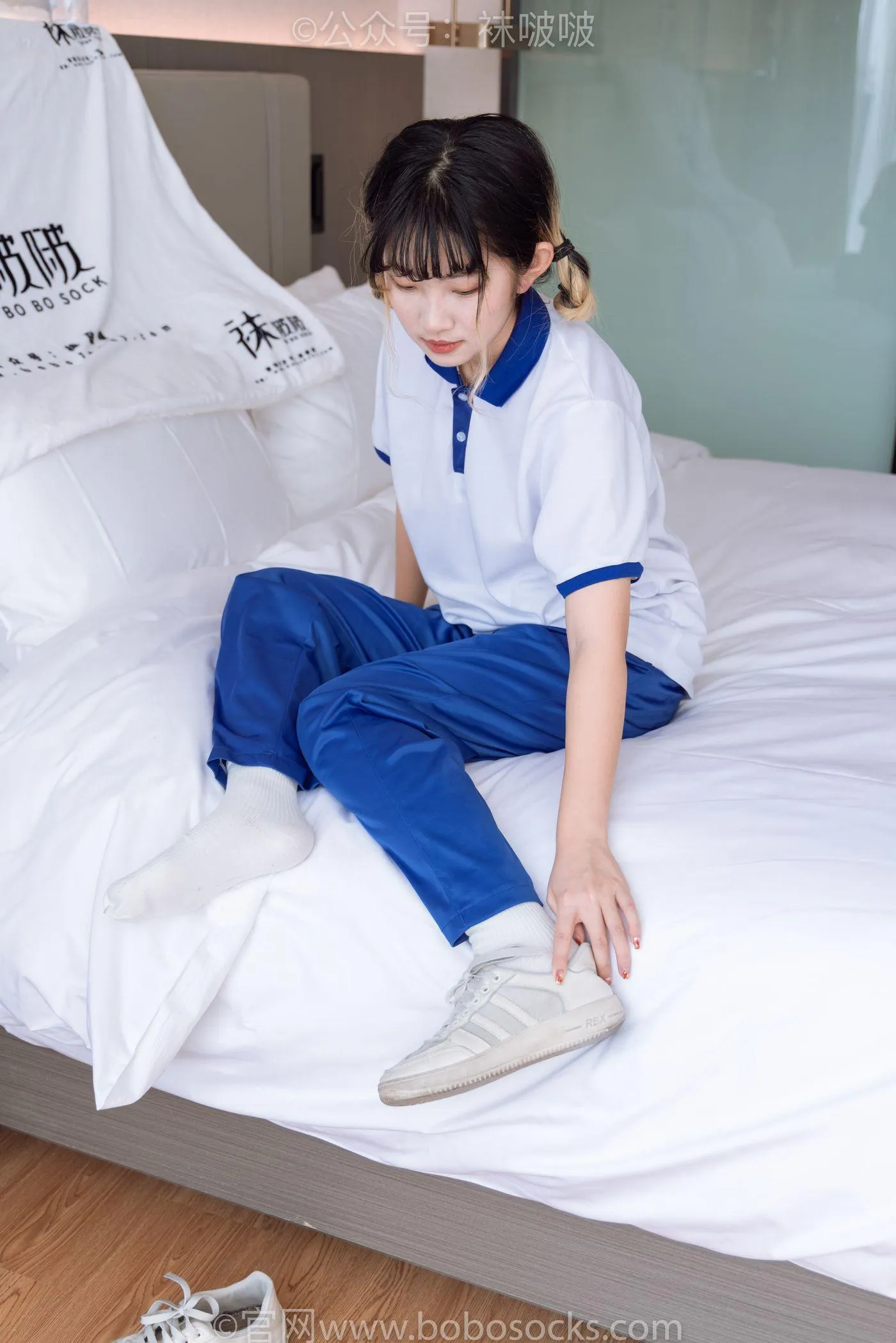 [BoBoSocks袜啵啵]NO.042 砂糖-校服、板鞋、白棉袜、油亮白丝 [139P]插图3